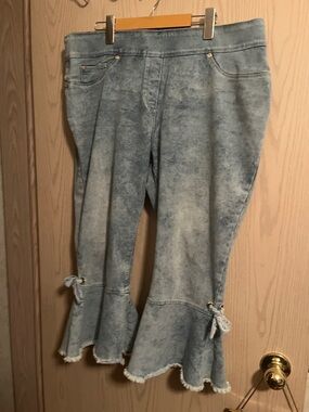 Peter Nygard Light Blue Cropped Ruffle Hem Jeans with Knee Ties